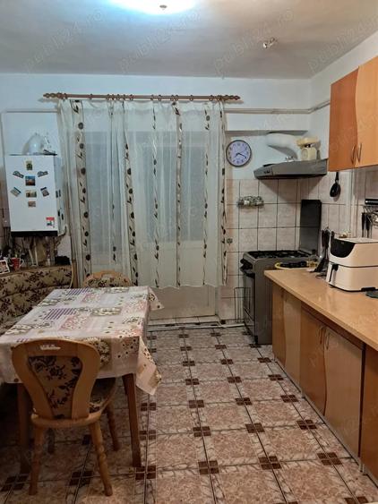 Apartament cu 4 camere decomandat în Traian