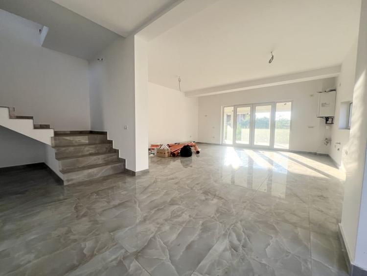 Duplex cu 4 camere cu Canalizare în Giarmata