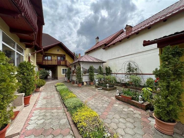 Casă individuală cu 10 camere cu Teren 700 Mp în Exterior Est