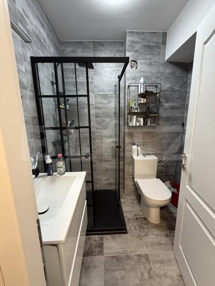 Apartament cu 3 camere semidecomandat, mobilat în Independenței