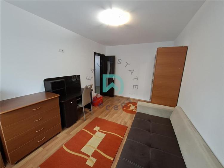 Apartament cu 3 camere semidecomandat în Tractorul