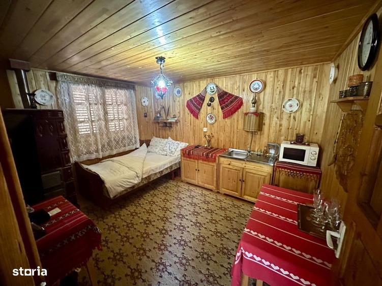 Casă cu 2 camere cu Teren 3400 Mp în Central