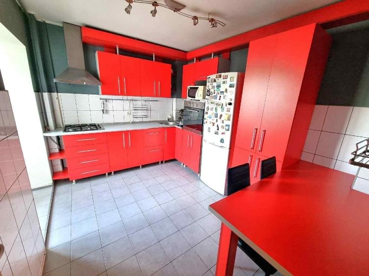 Apartament cu 3 camere semidecomandat în Dacia