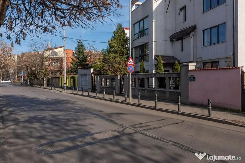 Apartament cu 3 camere decomandat în Drumul Sării