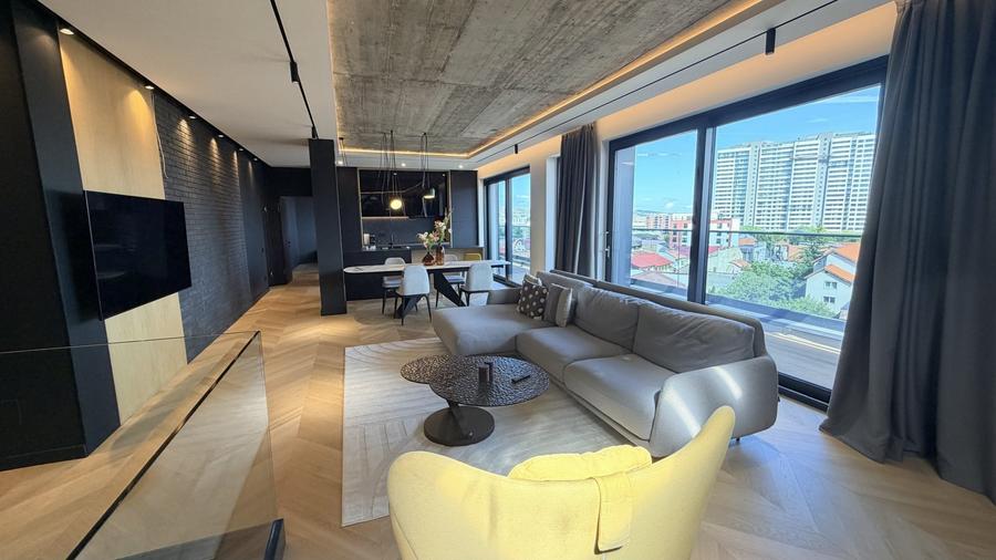 Apartament cu 4 camere semidecomandat, mobilat în Central