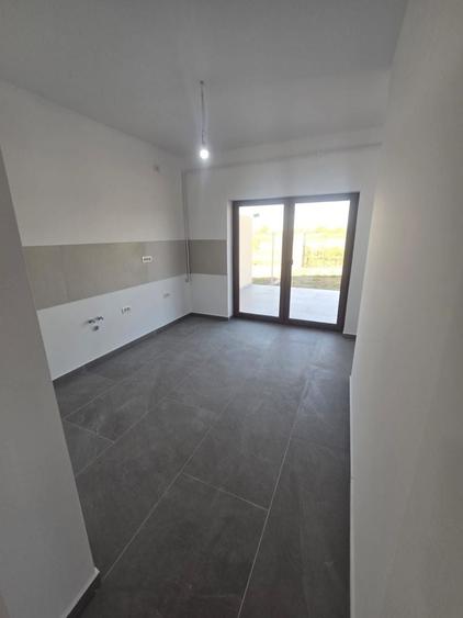 Duplex cu 4 camere cu Canalizare în Plopi