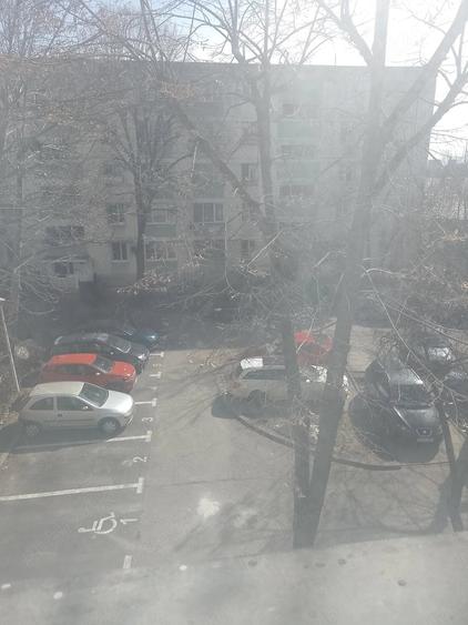 Apartament cu 3 camere semidecomandat în Rahova