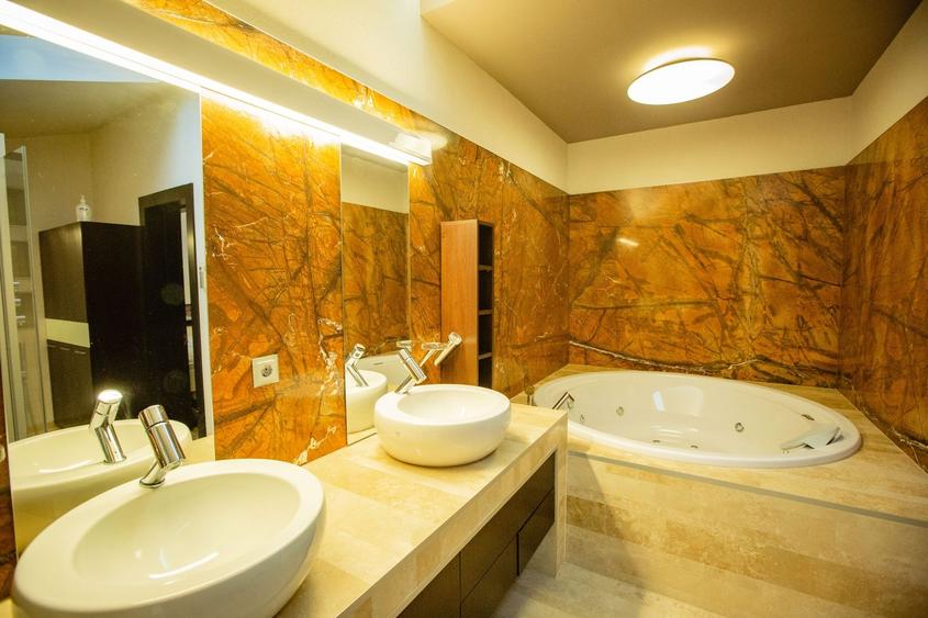 Casă individuală cu 9 camere cu Piscina în Braytim