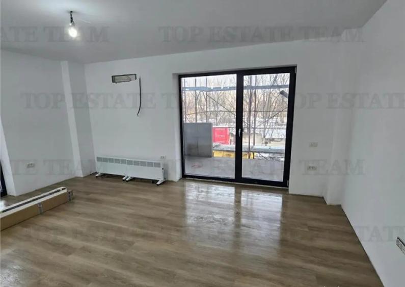 Apartament cu 3 camere semidecomandat în Rahova