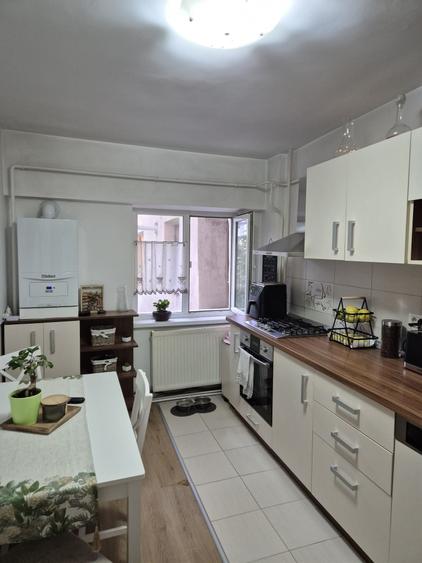Apartament cu 3 camere decomandat în Exterior Vest