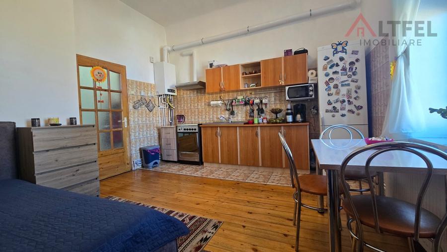 Apartament cu 3 camere semidecomandat în Central