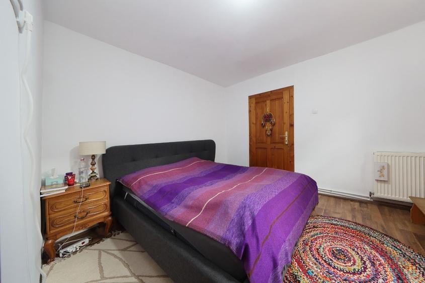 Casă individuală cu 7 camere cu Canalizare în Vest