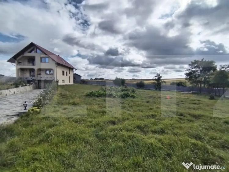 Casă cu 3 camere cu Teren 2300 Mp în Central