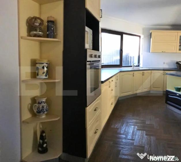 Casă cu 8 camere cu Teren 1038 Mp în Central