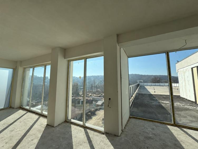 Apartament cu 6 camere decomandat în Dâmbul Rotund