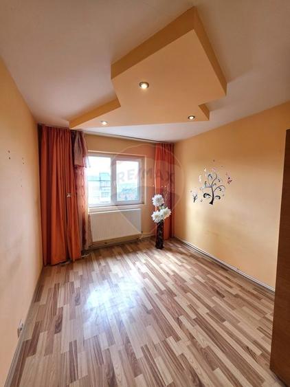 Apartament cu 3 camere decomandat, mobilat în Est