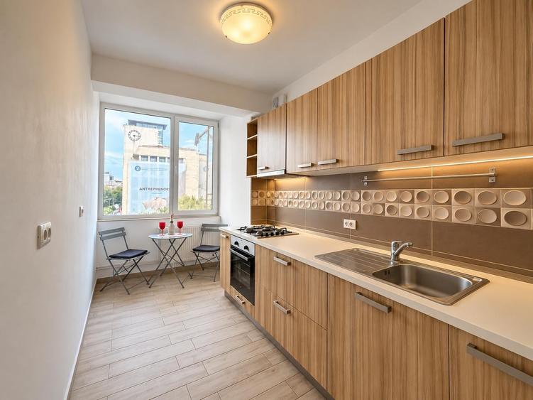 Apartament cu 3 camere semidecomandat, mobilat în Calea Victoriei