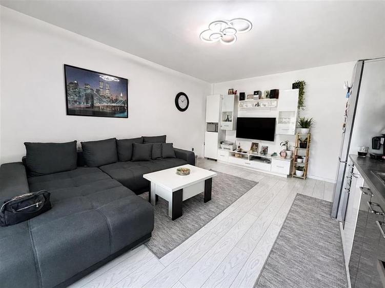 Apartament cu 3 camere decomandat, mobilat în Turnișor