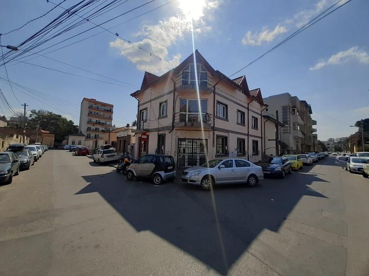 Casă cu 8 camere cu Canalizare în Moșilor