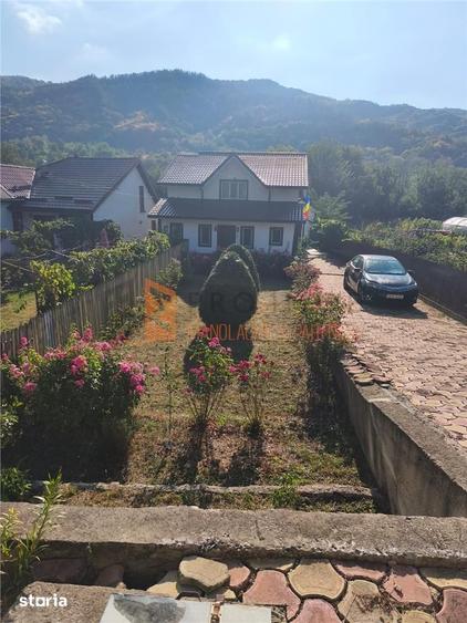 Casă cu 5 camere decomandat cu Teren 1350 Mp în Vintilă Vodă