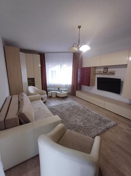 Apartament cu 2 camere decomandat în Tractorul