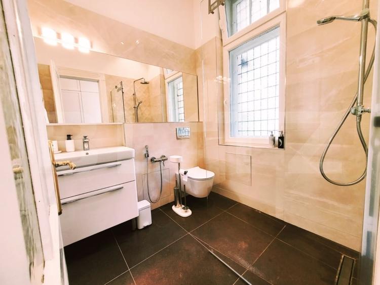 Apartament cu 3 camere semidecomandat, mobilat în Central