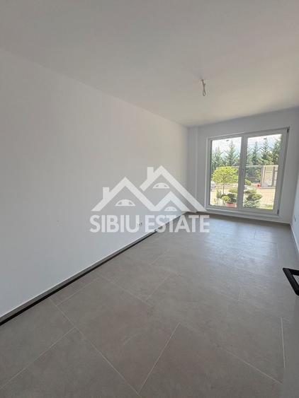 Apartament cu 3 camere decomandat în Cristian