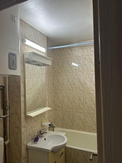 Apartament cu 3 camere semidecomandat în Colentina