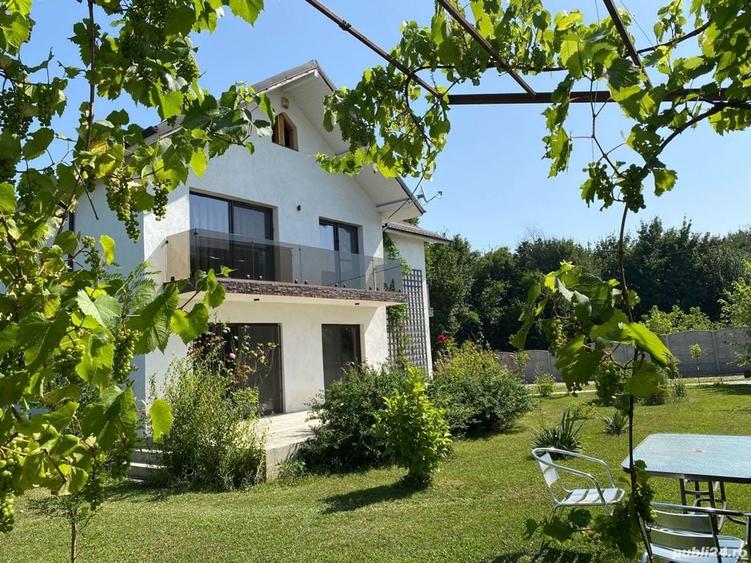 Casă cu 10 camere cu Teren 1140 Mp în Bascov