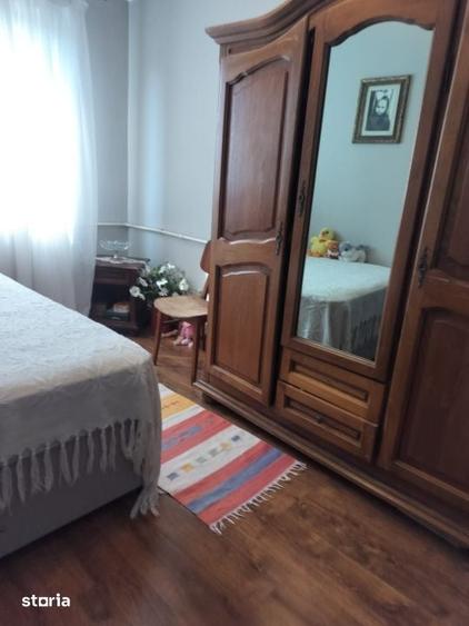 Apartament cu 3 camere semidecomandat în Craiovița Nouă