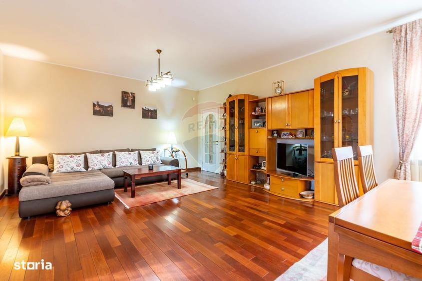 Casă cu 7 camere cu Teren 720 Mp în Văcăresti