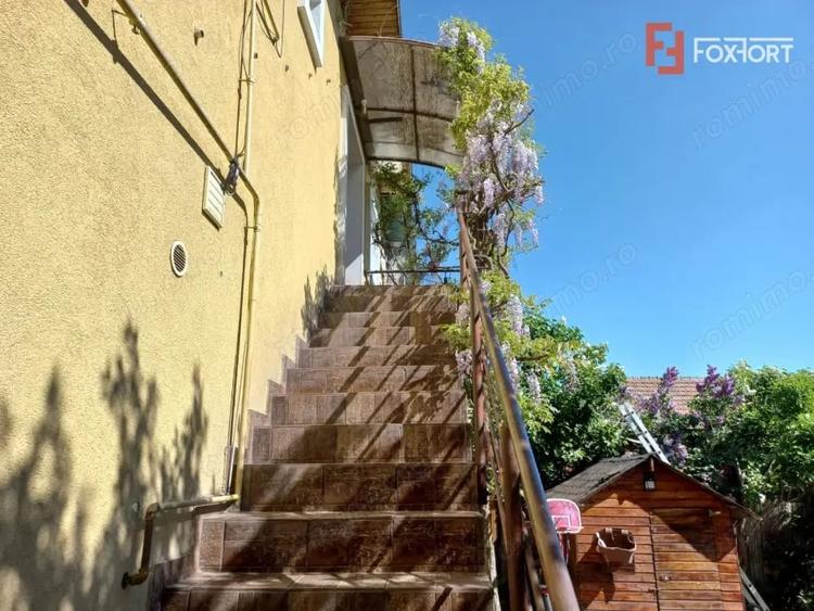 Casă cu 8 camere cu Teren 225 Mp în Ghiroda