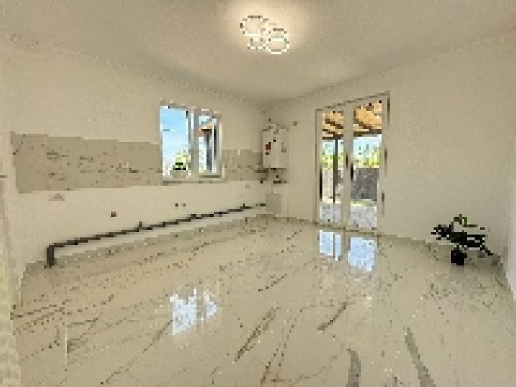 Casă cu 2 camere cu Teren 480 Mp în Păun