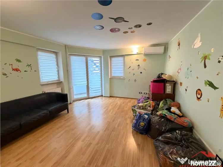Apartament cu 4 camere decomandat în Central