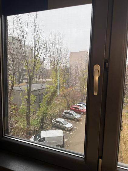 Apartament cu 5 camere decomandat în Drumul Taberei