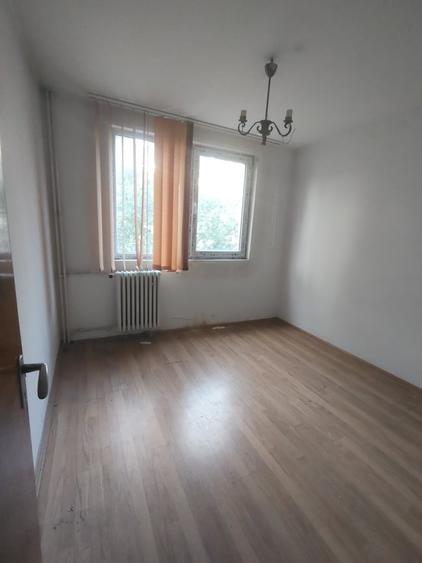 Apartament cu 3 camere decomandat în Virtuții
