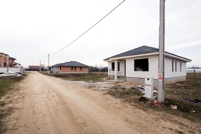 Casă individuală cu 3 camere cu Teren 568 Mp în Oșorhei