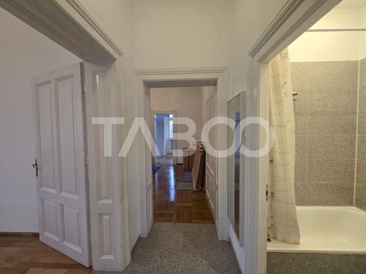 Apartament cu 3 camere semidecomandat, mobilat în Central