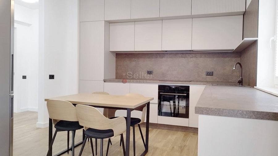 Apartament cu 3 camere semidecomandat, mobilat în Brașovul Vechi