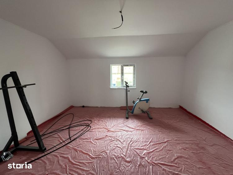 Casă cu 5 camere cu Teren 1000 Mp în Păulești