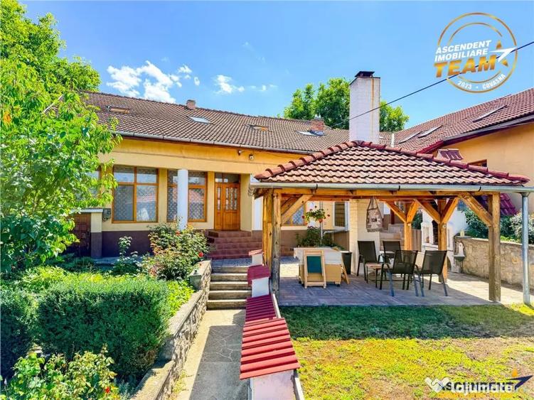 Casă cu 9 camere cu Teren 547 Mp în Central