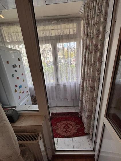 Apartament cu 3 camere semidecomandat, mobilat în Craiovița Nouă