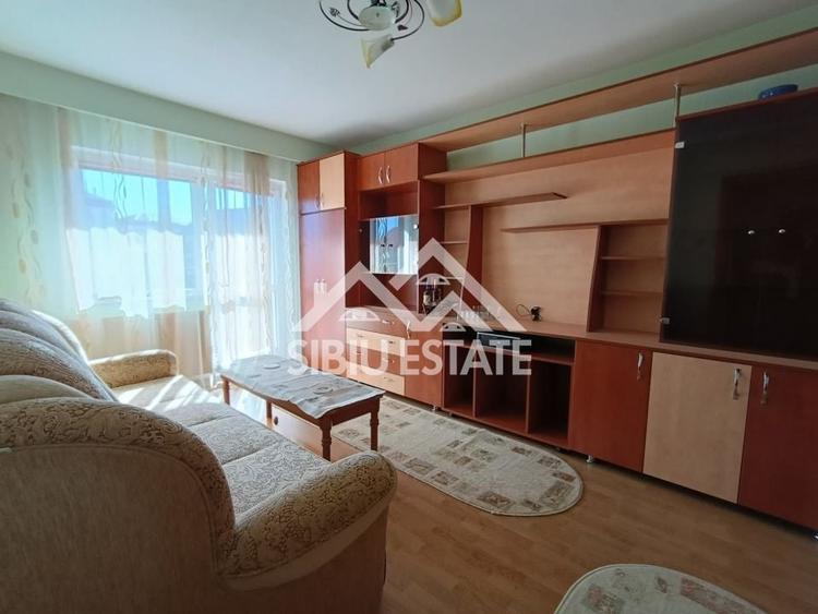 Apartament cu 3 camere decomandat, mobilat în Valea Aurie