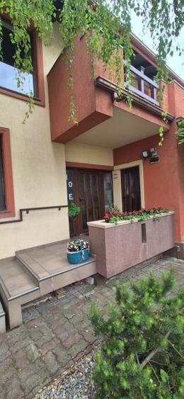 Casă individuală cu 7 camere cu Canalizare în Aradului