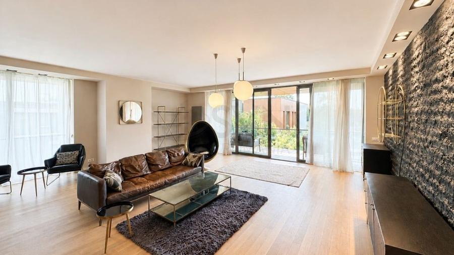 Apartament cu 4 camere decomandat în Băneasa