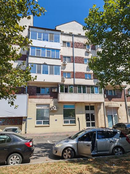Apartament cu 3 camere decomandat în Calea Călărașilor