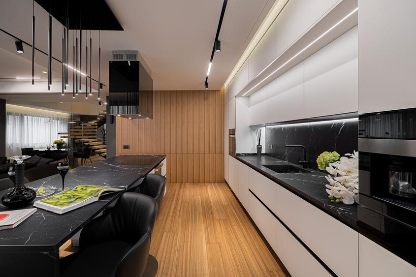 Penthouse cu 4 camere decomandat, mobilat în Primăverii