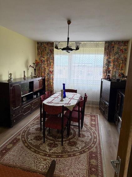 Apartament cu 3 camere decomandat în Petros