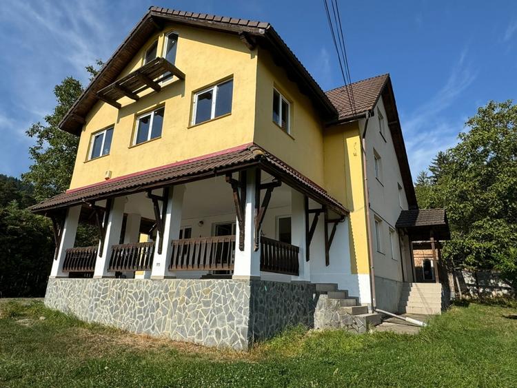 Casă individuală cu 4 camere cu Canalizare în Satulung