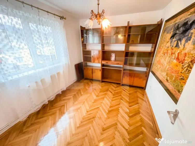 Apartament cu 4 camere semidecomandat în 22 Decembrie